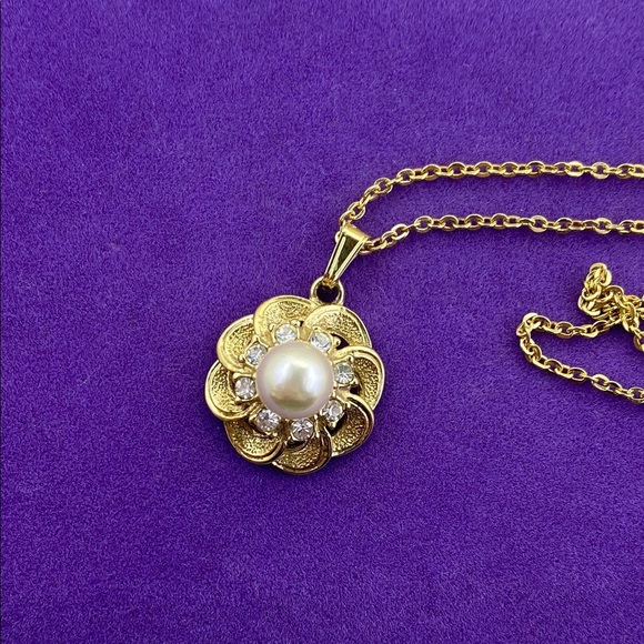 💛 Elegant Vintage Gold Plated Pearl & Rhinestone Flower Necklace - Picture 2 of 6
